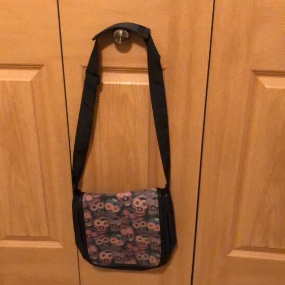 Skull crossbody Messenger bag! New - Picture 3 of 3